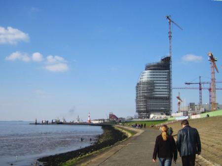 Am Deich in Bremerhaven, Blick aufs Hotel Atlantic Sail City