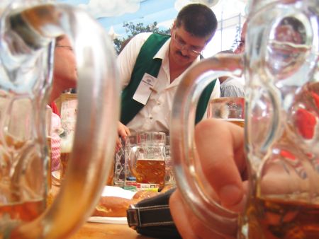 Maßkrüge auf dem Oktoberfest 2007 im Hacker-Zelt